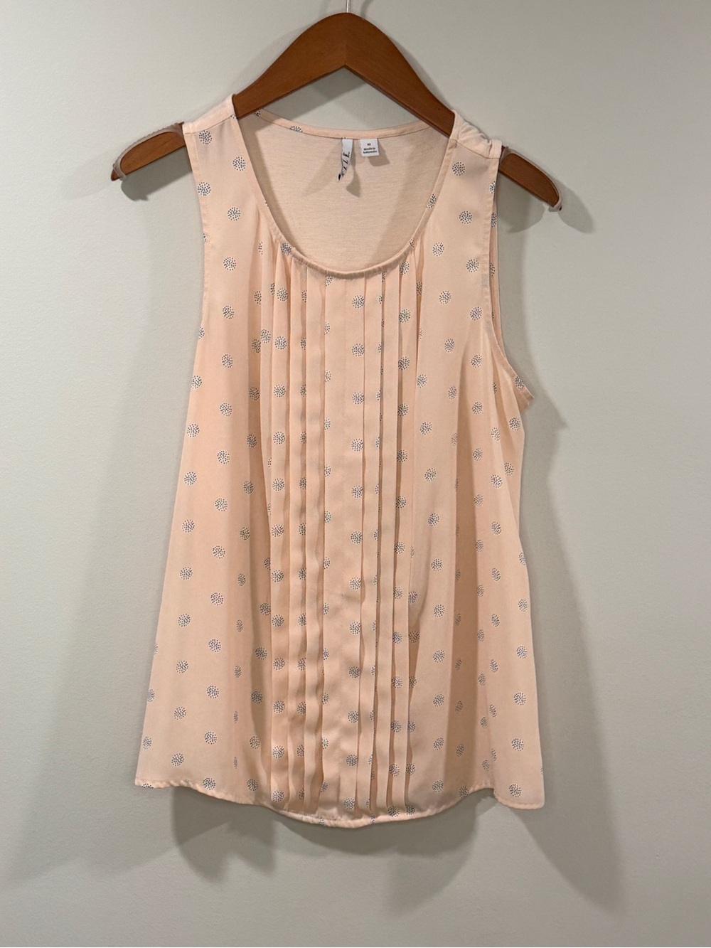 Elle Women’s Peach Pintuck Sleeveless Blouse w Blue and White Dot Design Size M